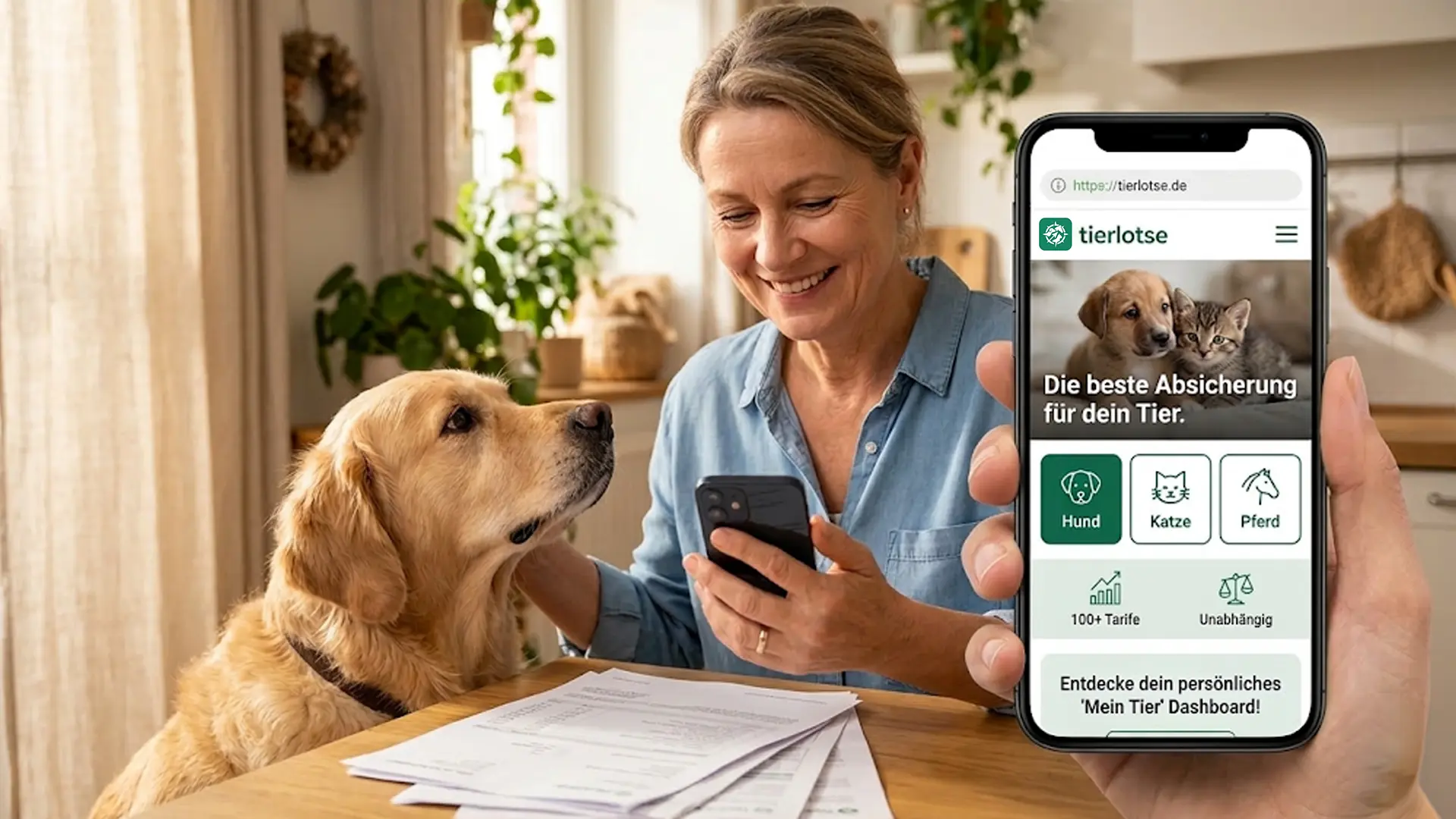 Zufriedene Tierhalterin mit Hund beim Tierarzt